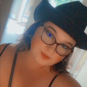 Meet your Posher, Debi